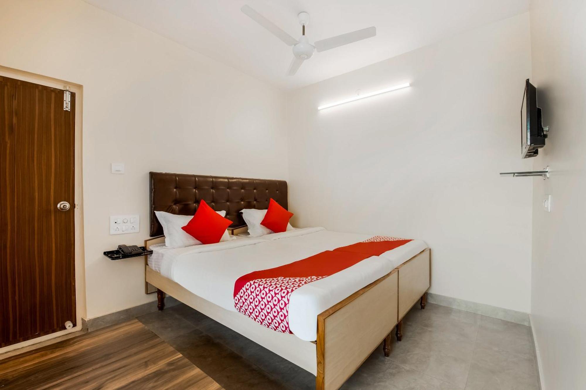Super Oyo G P Residency Hotel Kākināda Exterior foto